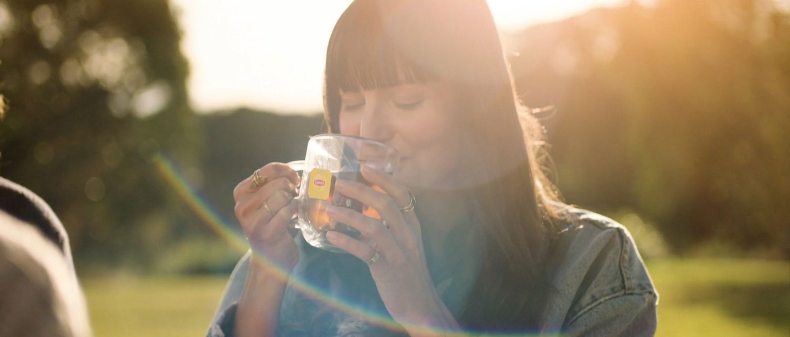 LiptonTea_SipsDelish_JAKE_WARD_Director_DOP_1